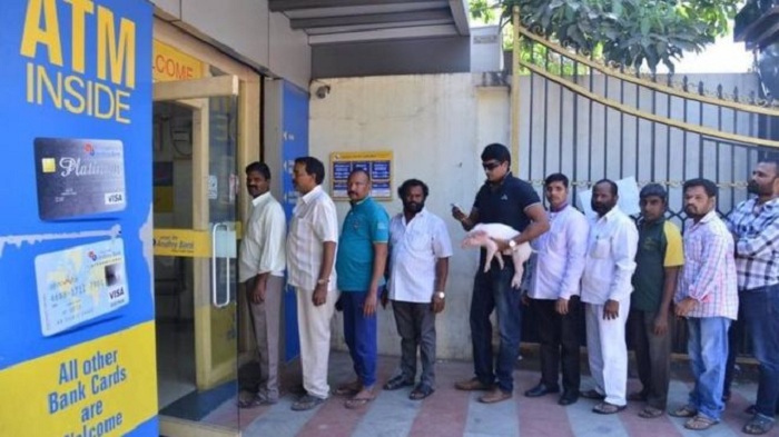 India rupee ban: Film star Ravi Babu takes piggy to bank